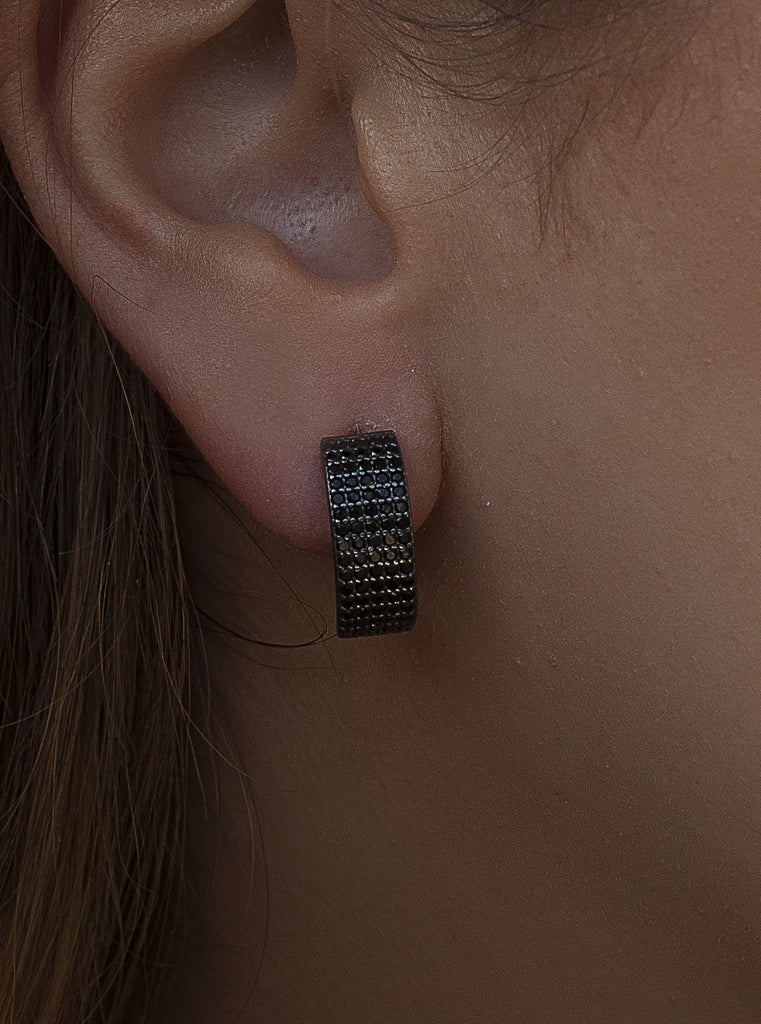 Petite boucle d'oreille créole large avec zircon cubique noir