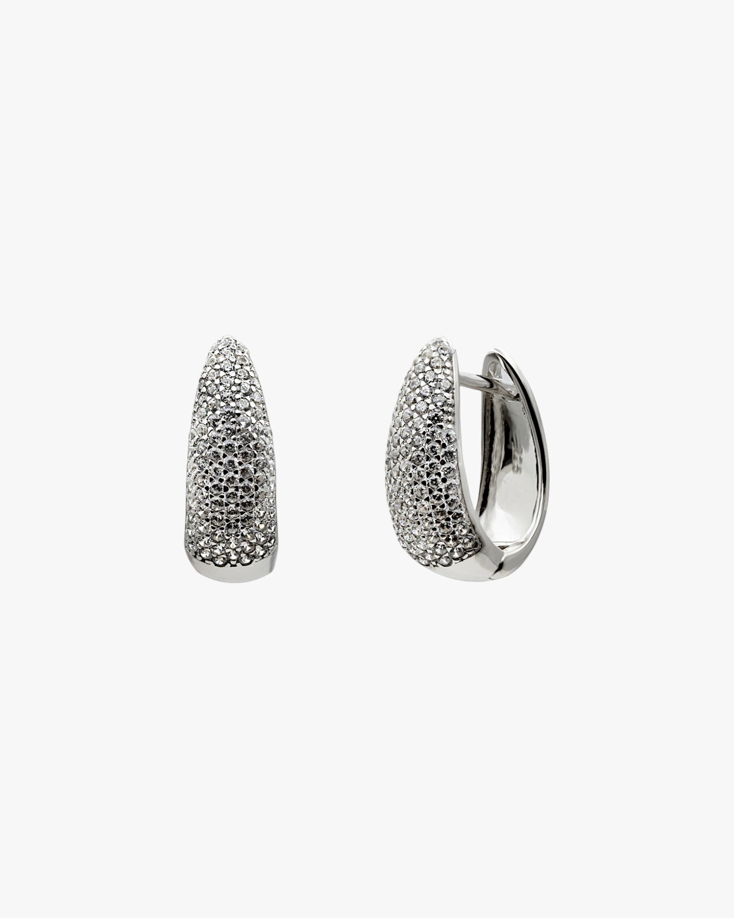 Pendiente de aro oval en gota con circonitas