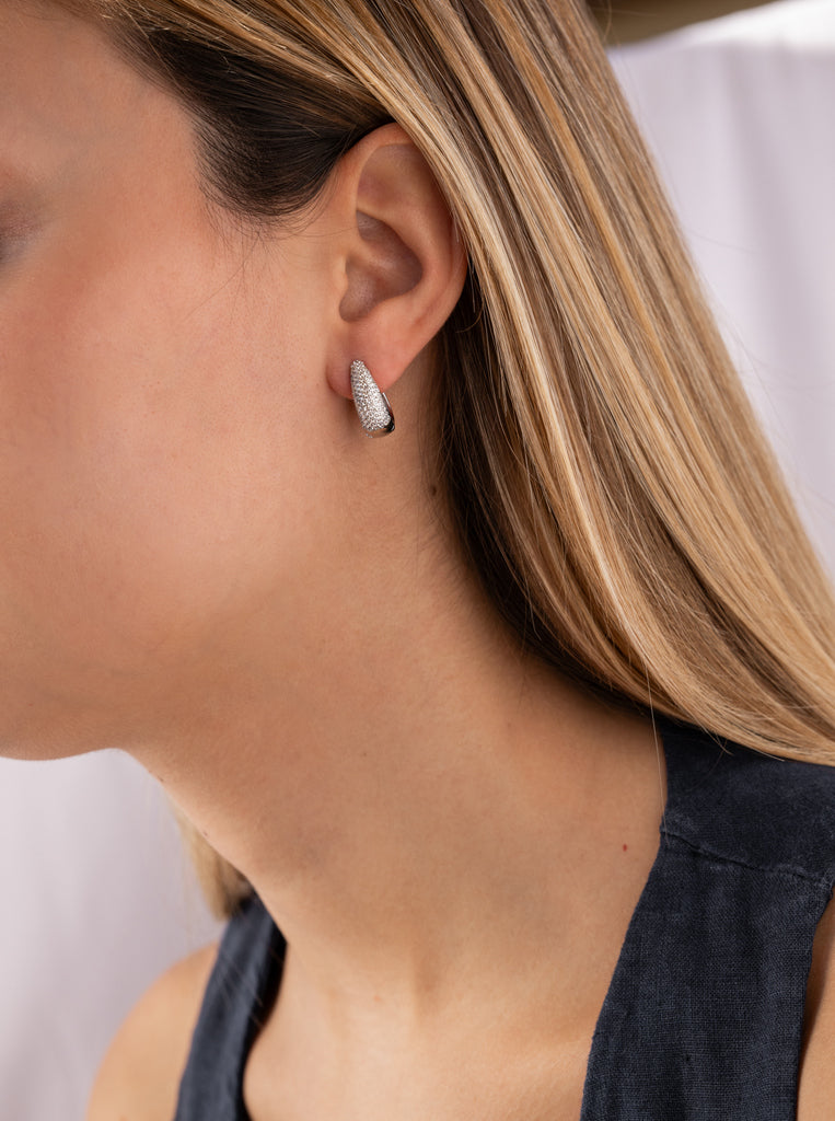 Pendiente de aro oval en gota con circonitas
