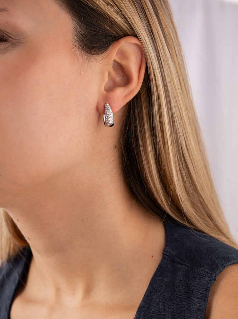 Pendiente de aro oval en gota con circonitas