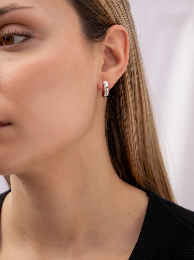 Boucle d'oreille créole allongée avec zircon cubique