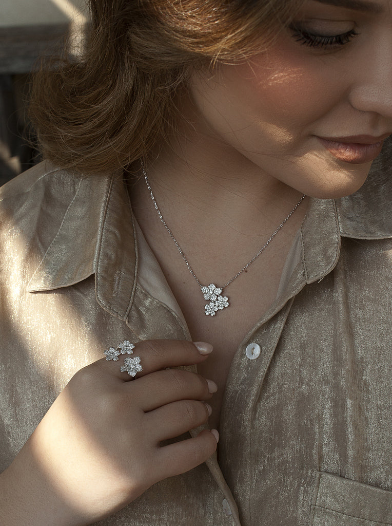 Collares plata originales con diseño floral brillante
