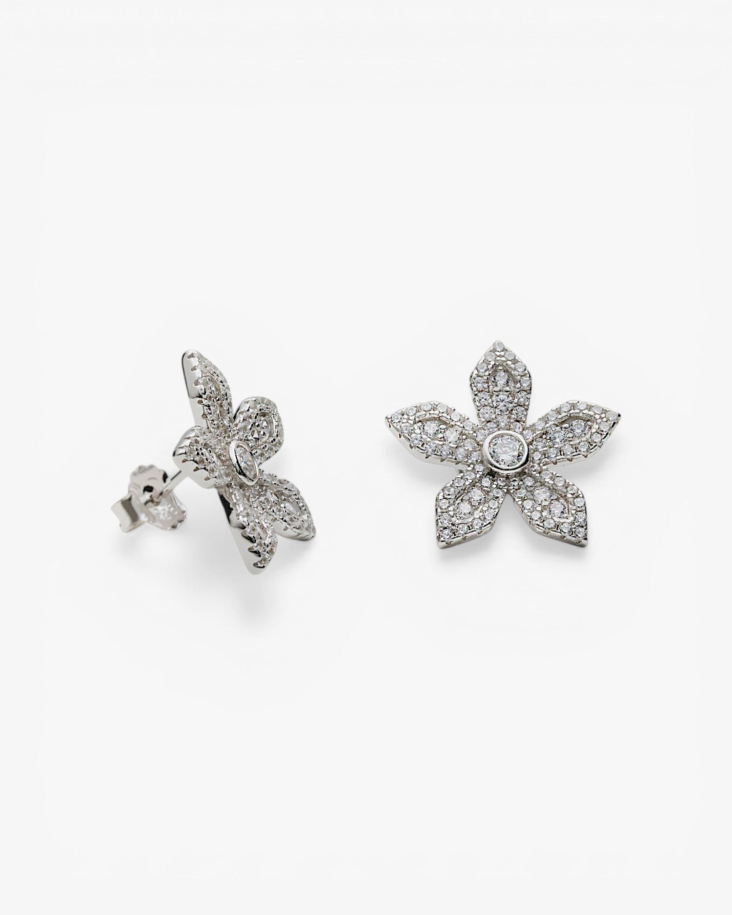 Pendientes pequeños diseño floral con circonita central