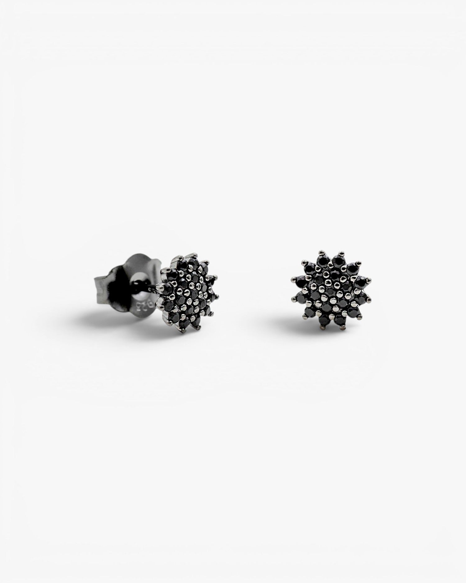 Pendientes pequeños con circonitas negras inspiracion natura
