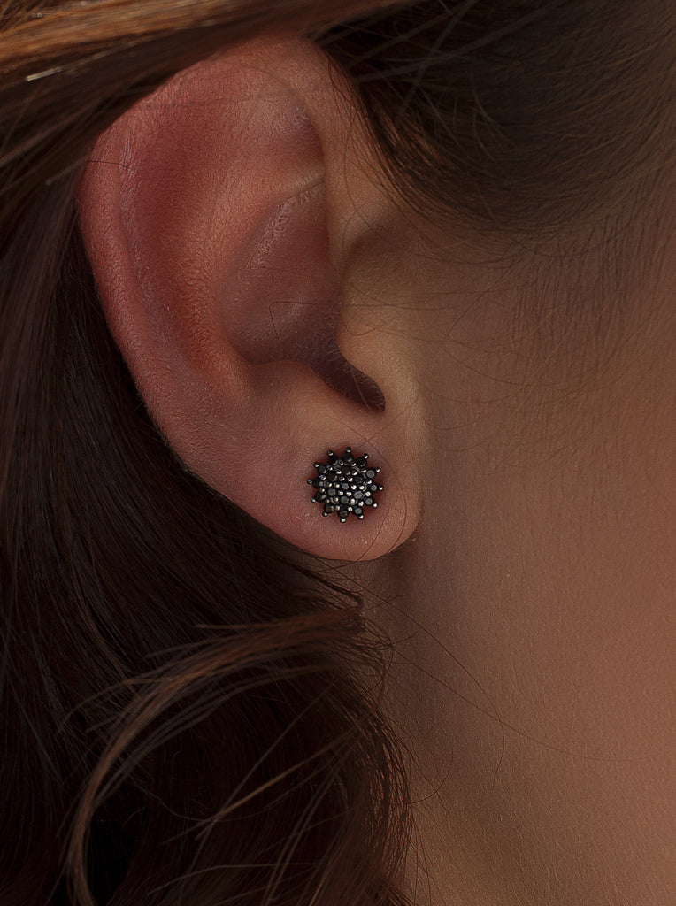 Pendientes pequeños con circonitas negras inspiracion natura