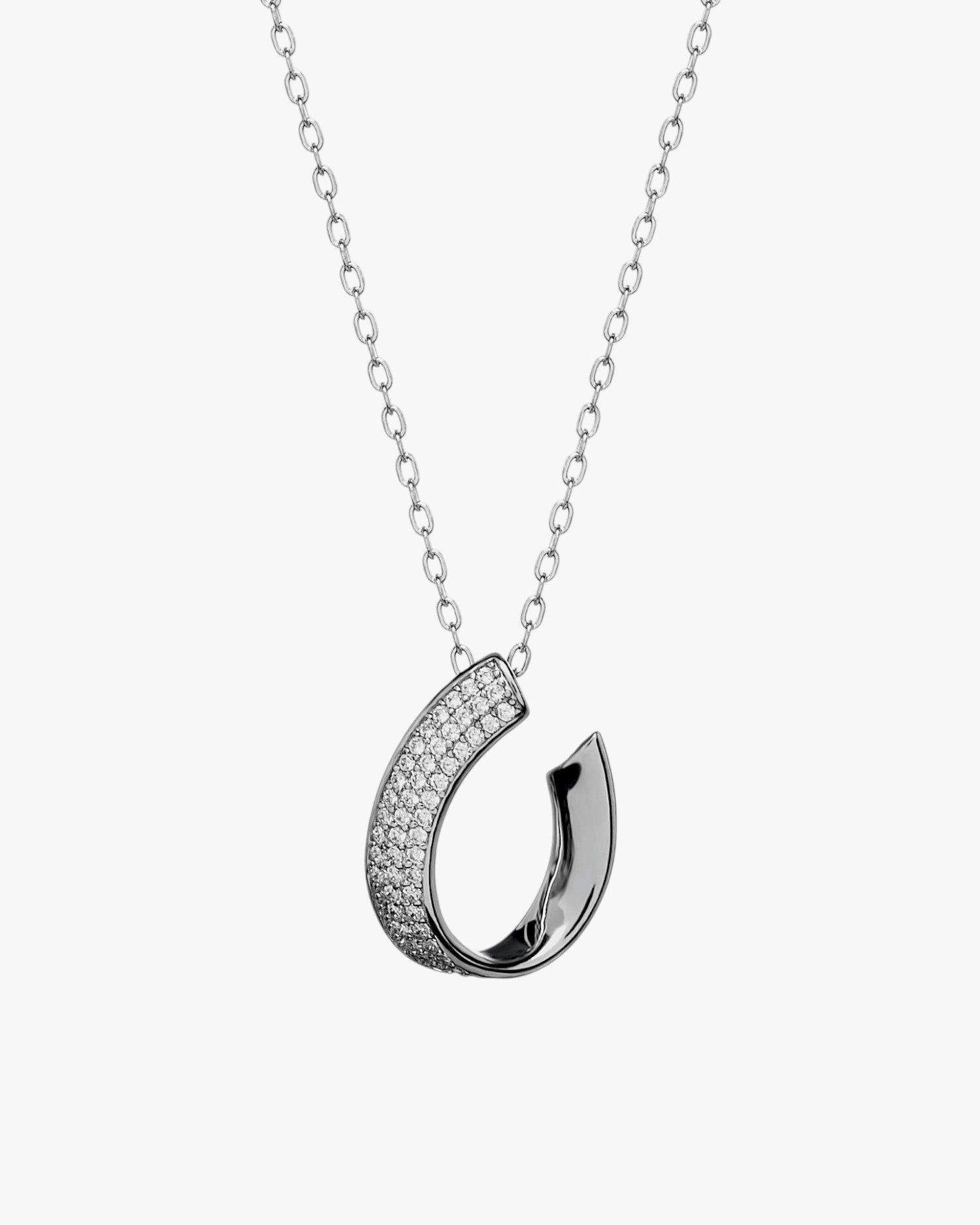 Pendentif argenté étincelant avec un design à anneau ouvert