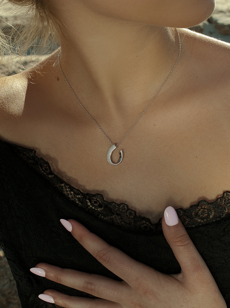 Pendentif argenté étincelant avec un design à anneau ouvert