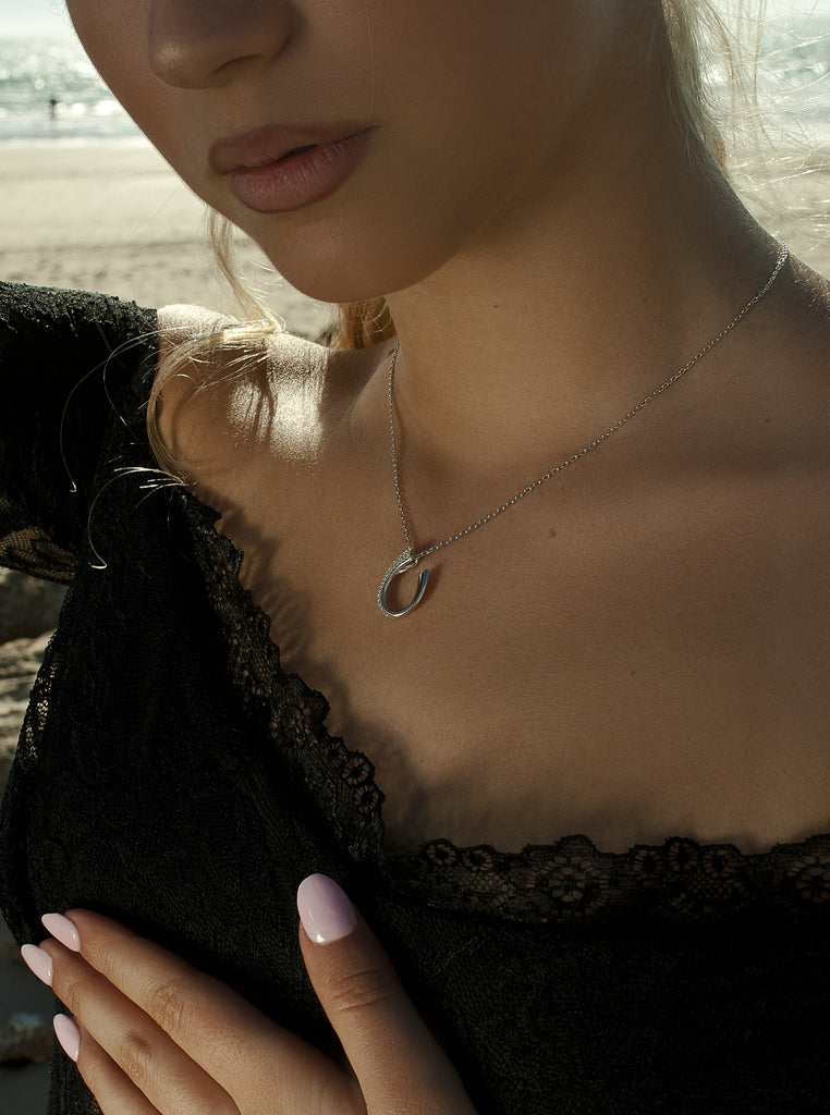 Pendentif argenté étincelant avec un design à anneau ouvert