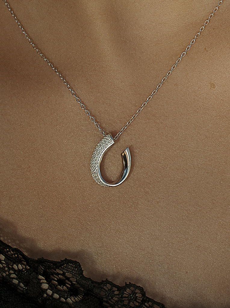 Pendentif argenté étincelant avec un design à anneau ouvert