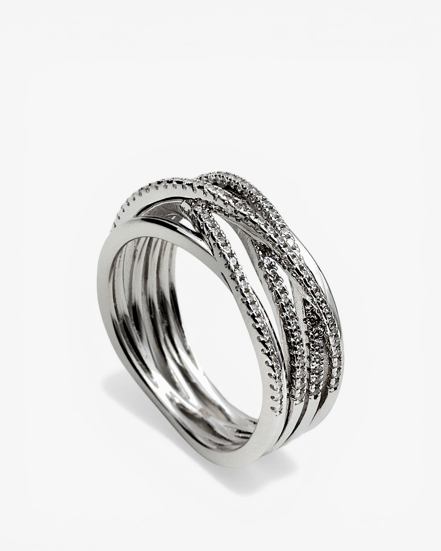 Bague en argent ornée de zirconiums cubiques au motif entrelacé