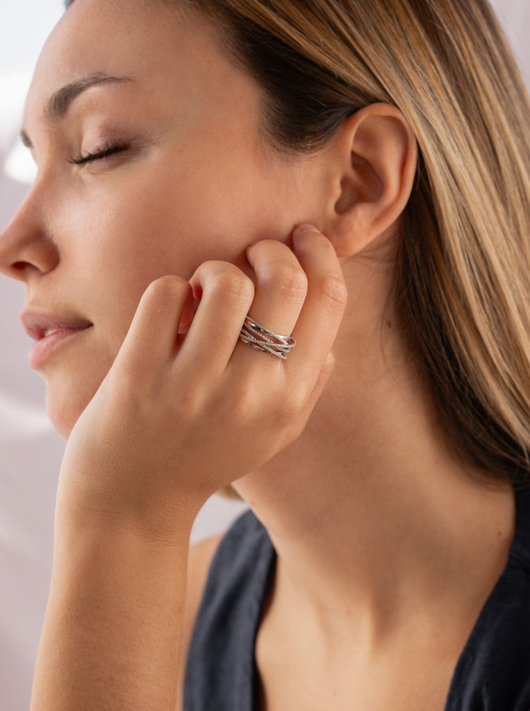 Bague en argent ornée de zirconiums cubiques au motif entrelacé