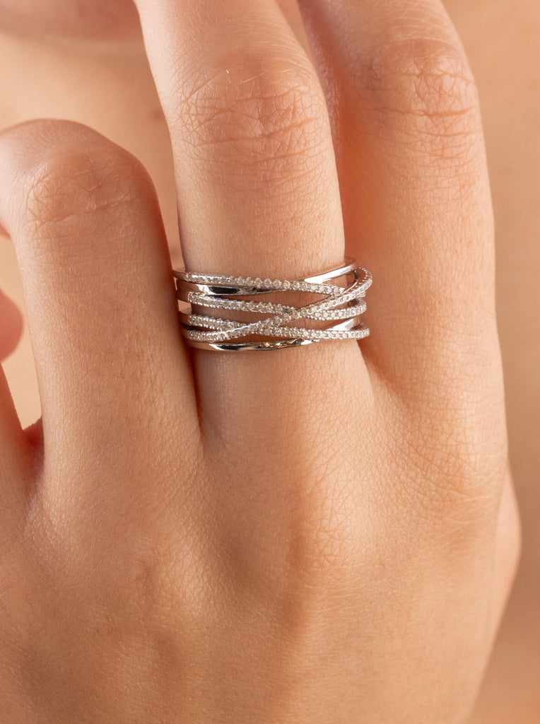 Bague en argent ornée de zirconiums cubiques au motif entrelacé