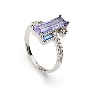 Anillo de plata con diseño geométrico y amatista