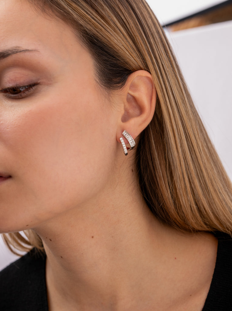 Boucles d'oreilles originales ornées de rangs de zirconiums cubiques en deux tailles.