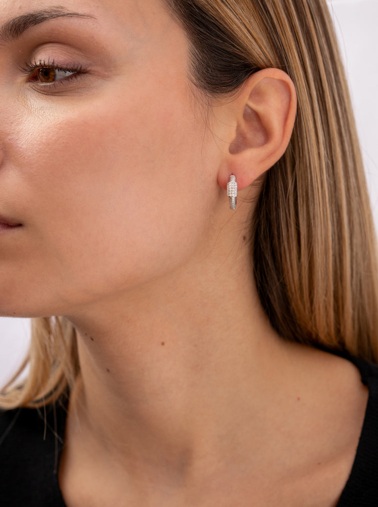 Pendientes de plata 925 tipo aro con circonitas y relieve acanalado