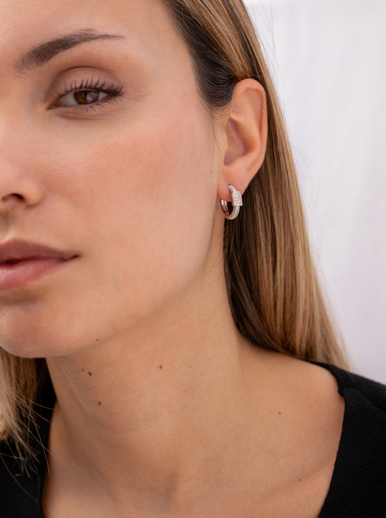 Pendientes de plata 925 tipo aro con circonitas y relieve acanalado