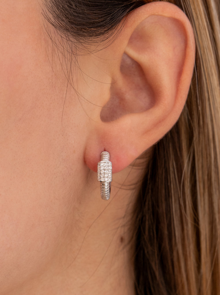 Pendientes de plata 925 tipo aro con circonitas y relieve acanalado