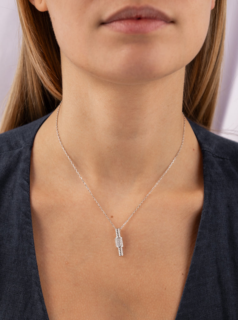 Colgante de plata 925 con circonitas y diseño acanalado