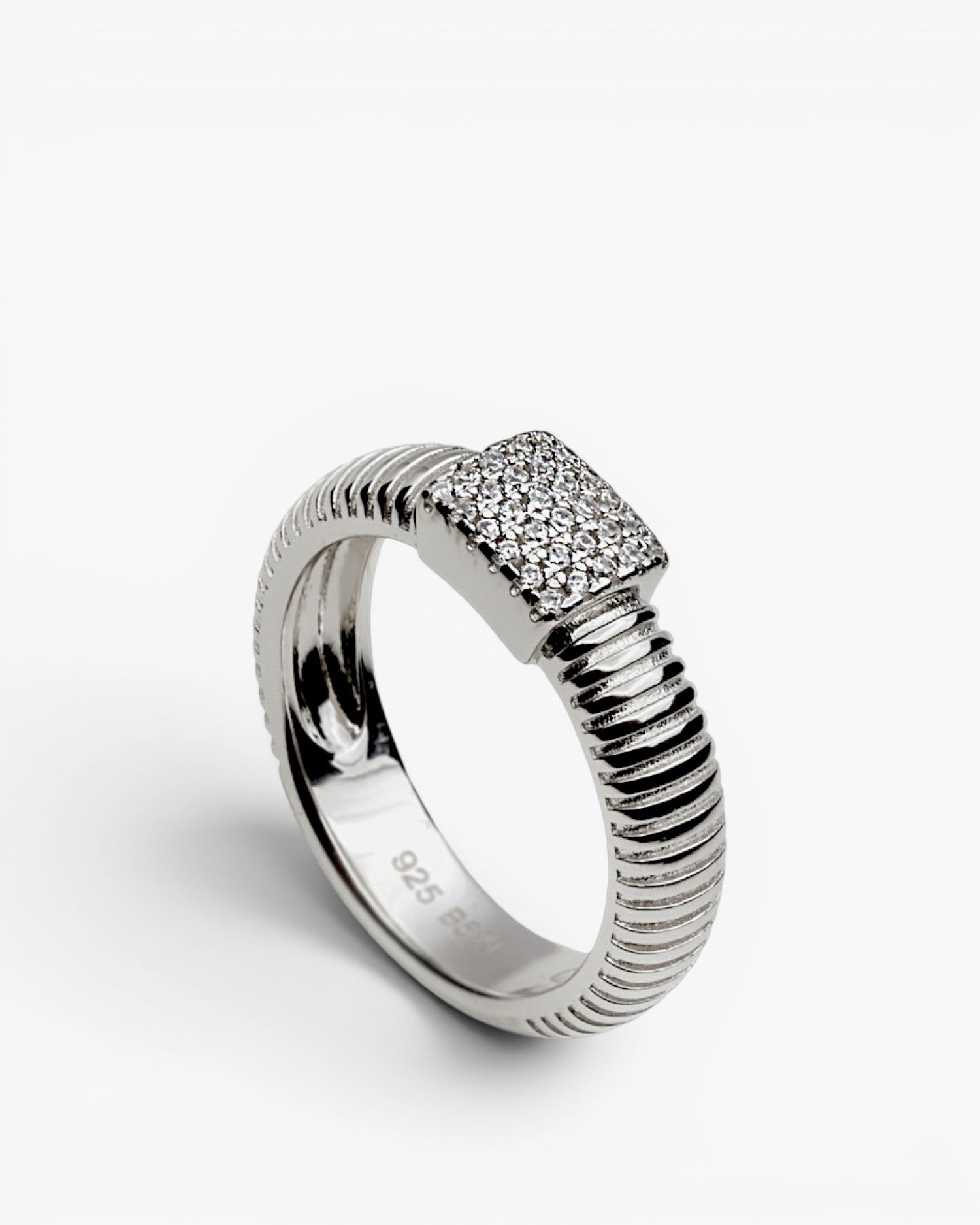 Anillo de plata 925 con circonitas y banda acanalada