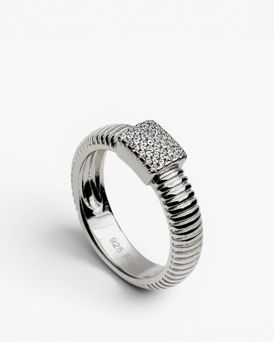 Anillo de plata 925 con circonitas y banda acanalada