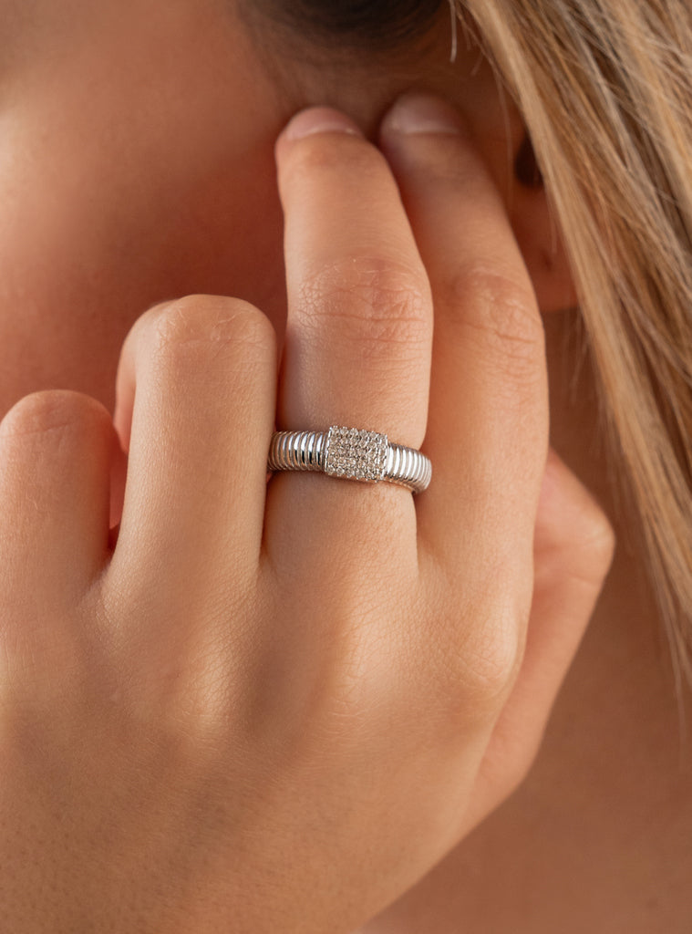 Anillo de plata 925 con circonitas y banda acanalada