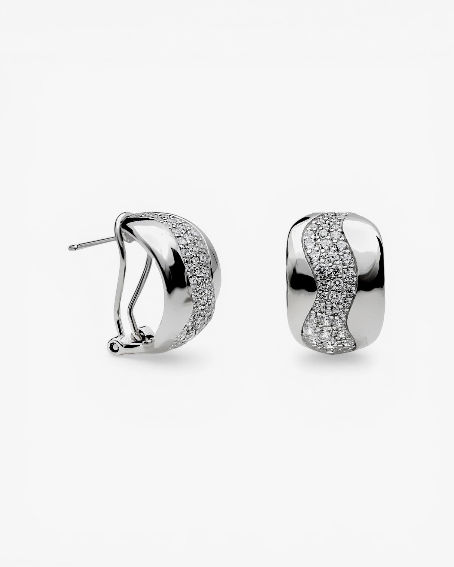 Pendiente omega de plata con onda de circonitas