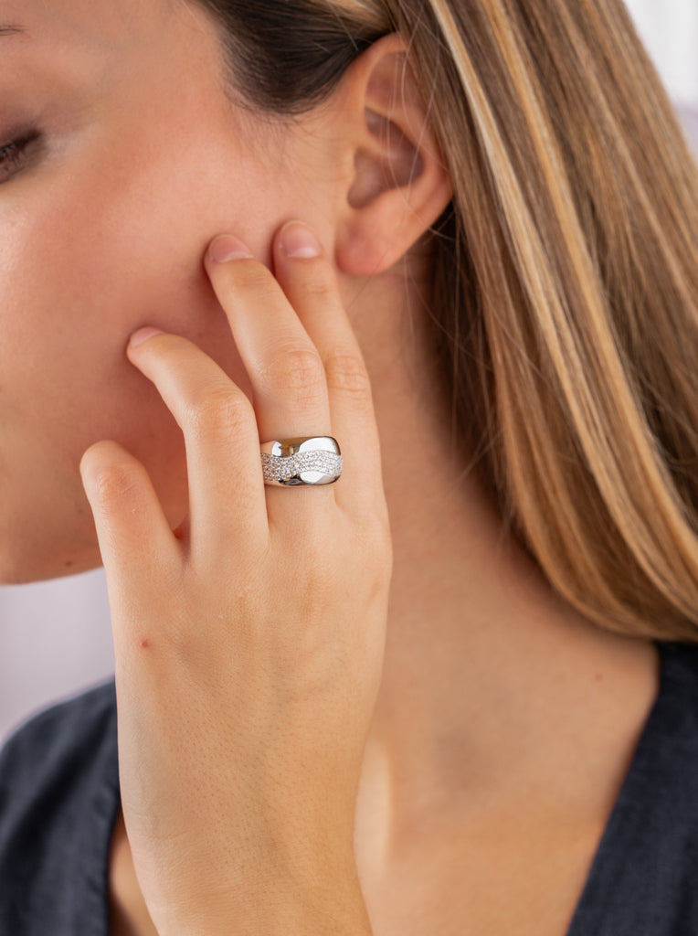Anillo ancho de plata con onda de circonitas