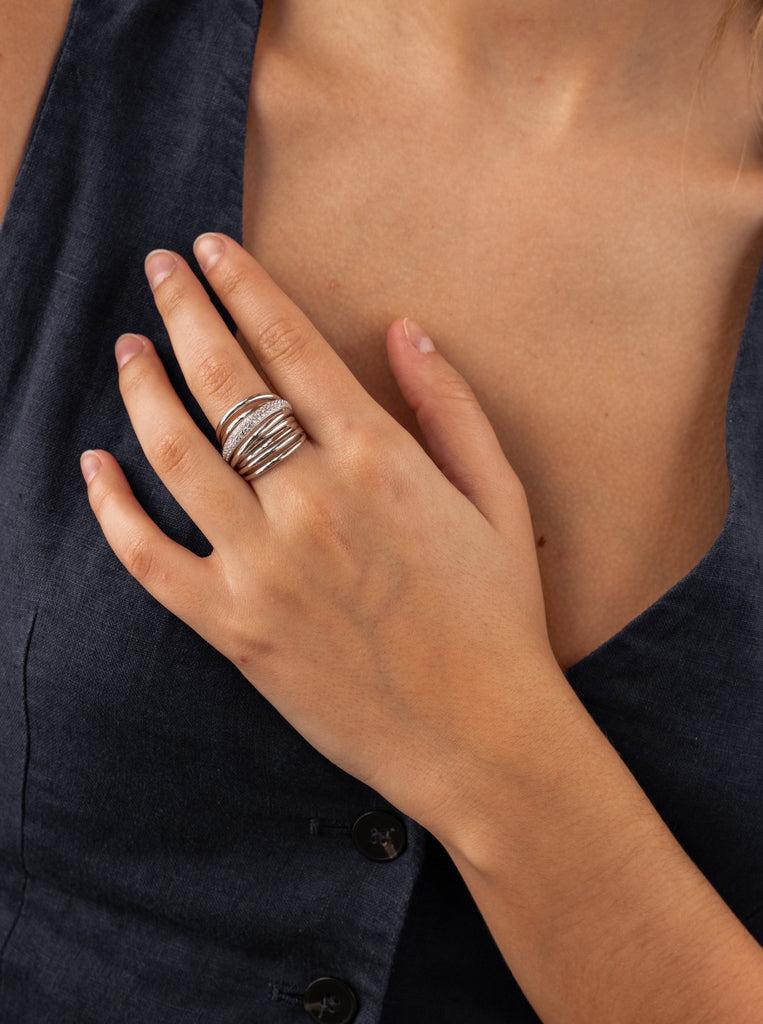 Anillo ancho de plata con varios railes y circonitas