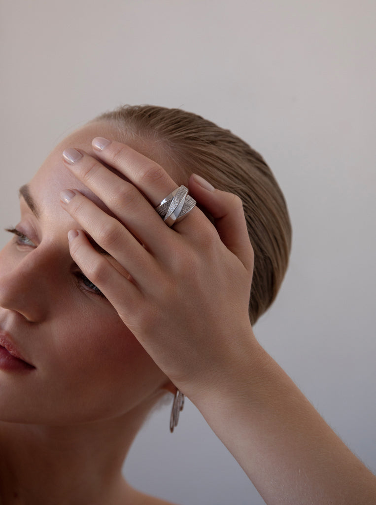 Anillo ancho de plata con circonita con volumen