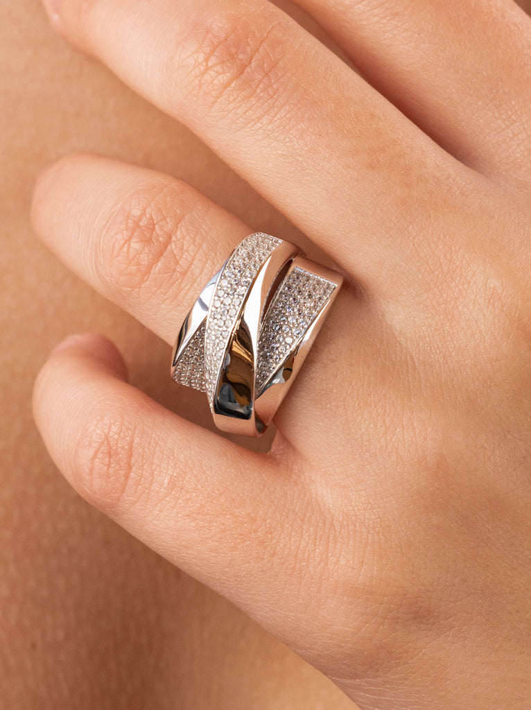 Anillo ancho de plata con circonita con volumen