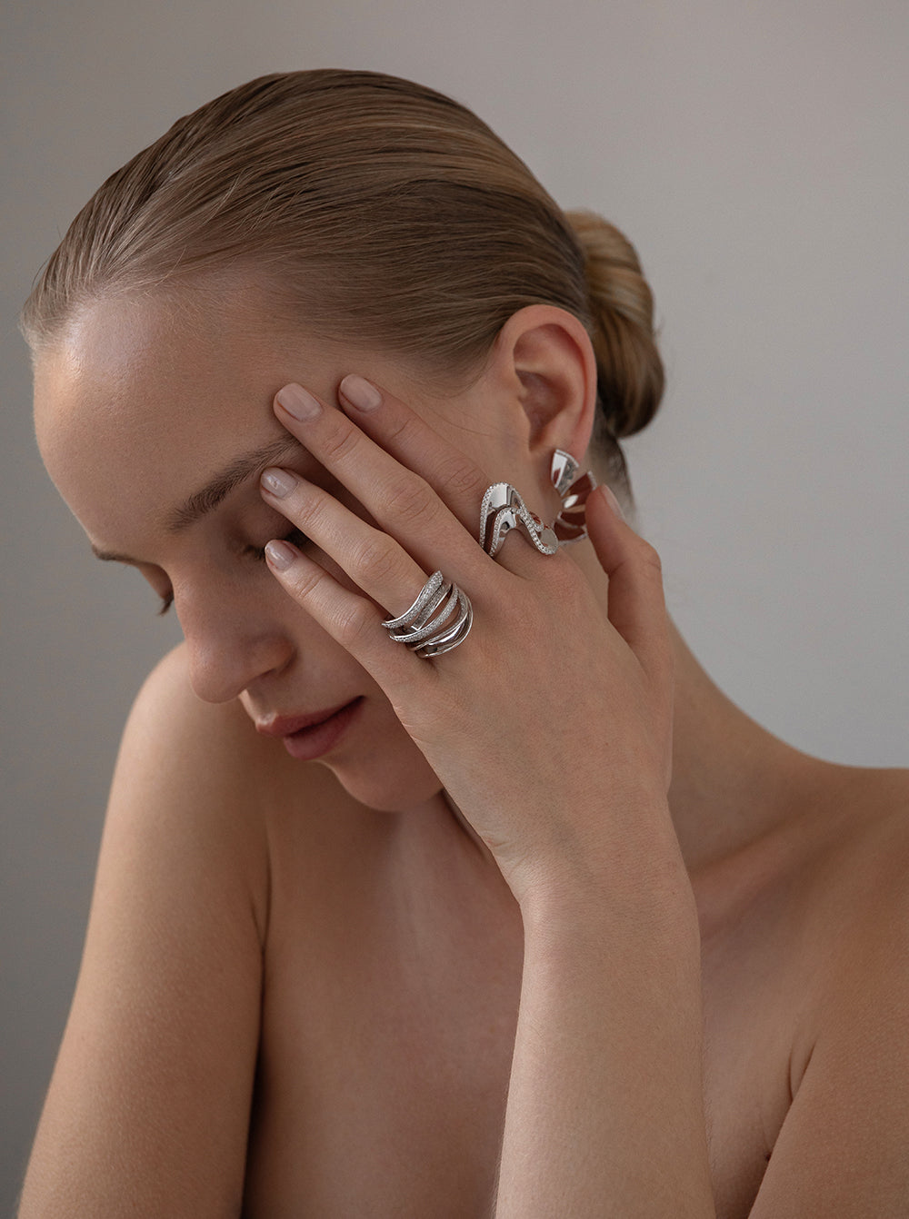 Anillo ancho de plata con circonitas combinando railes finos