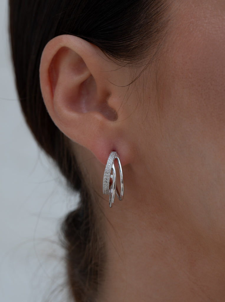 Boucles d'oreillesargent avec trois anneaux et zircons