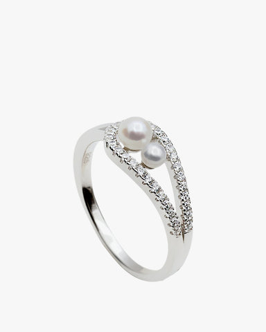 Bague en argent et perle au design moderne