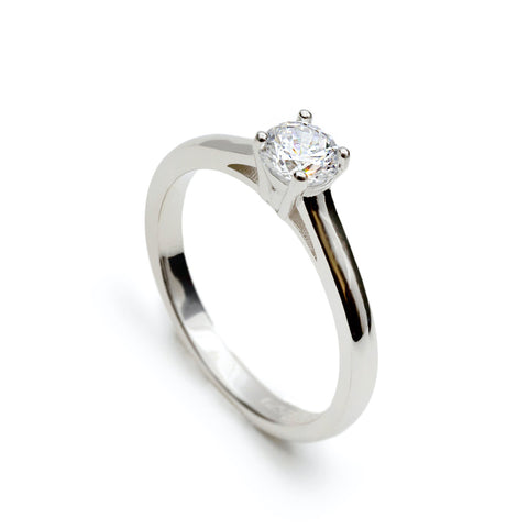 bague solitaire de argent avec zircon en claws