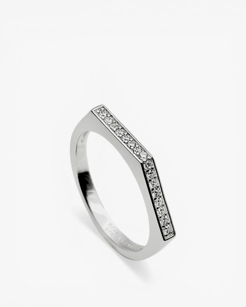 Anillo fino de plata con circonitas estilo triangular