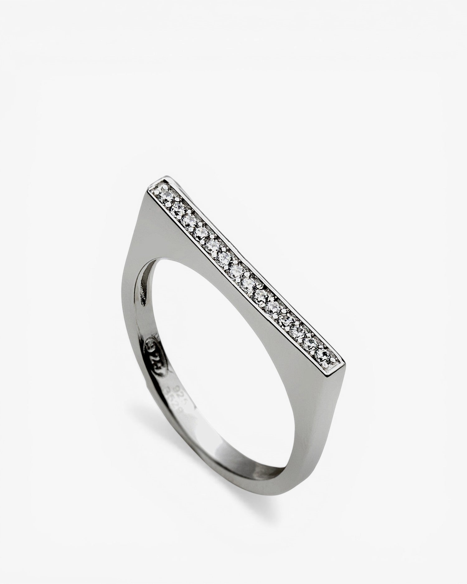 Anillo fino de plata con circonitas estilo cuadrado