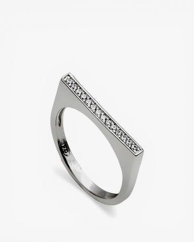 Anillo fino de plata con circonitas estilo cuadrado