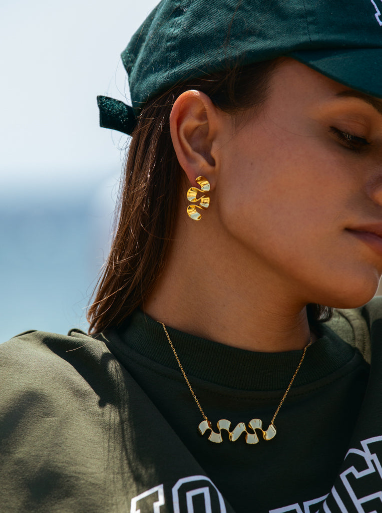 Pendientes originales diseño fluido y ondulado dorado