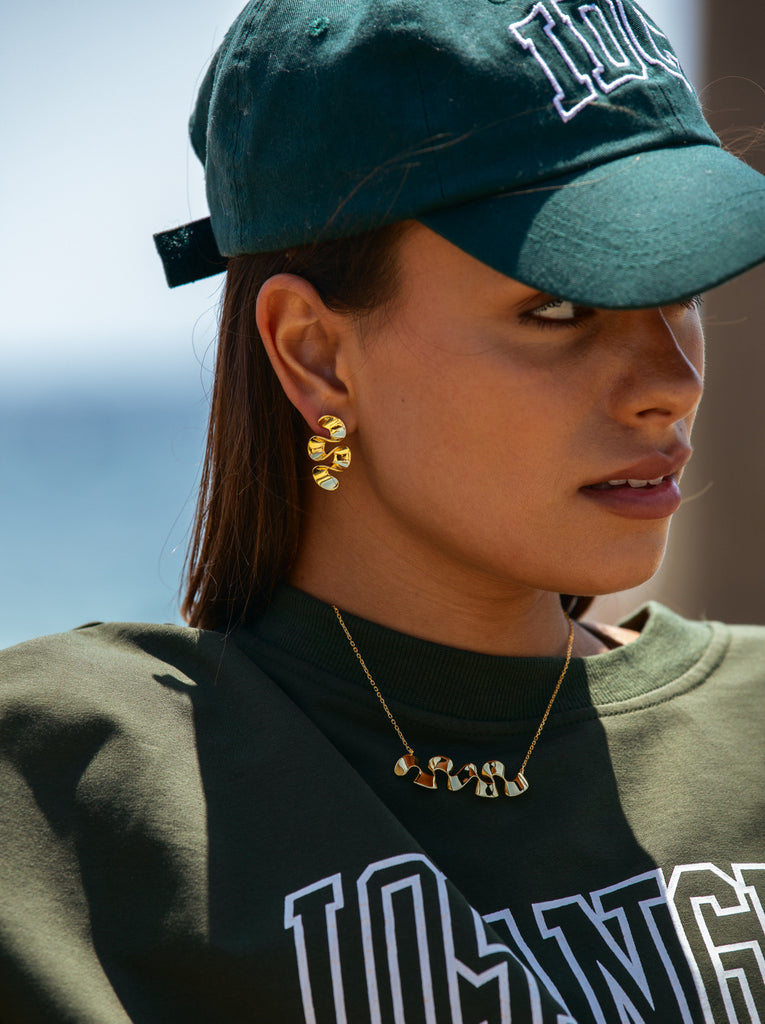 Pendientes originales diseño fluido y ondulado dorado