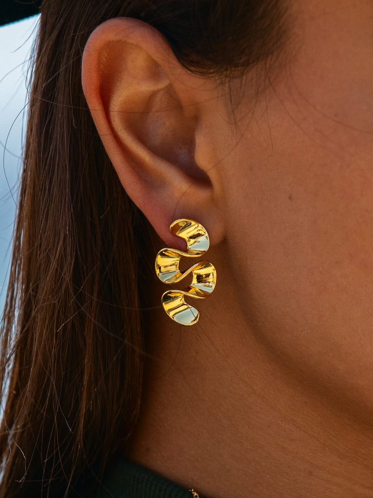 Pendientes originales diseño fluido y ondulado dorado