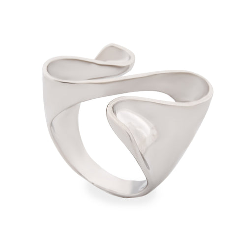 Rings with a fluid and wavy design