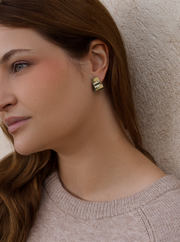 Earrings with an elegant geometric design in gold