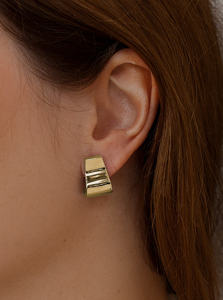 Pendientes con diseño geométrico y elegante en dorado