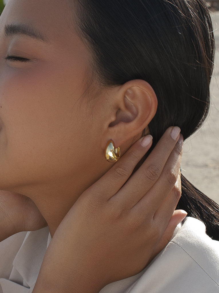 Pendientes de aro de plata bañada en oro con diseño contemporáneo