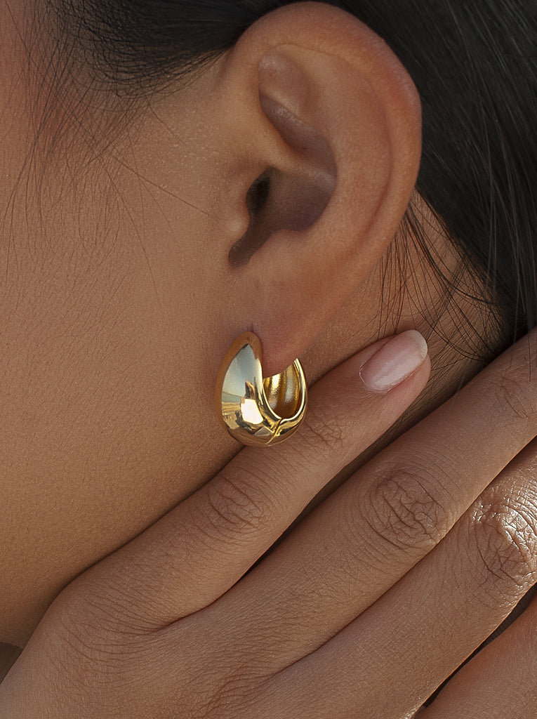 Pendientes de aro de plata bañada en oro con diseño contemporáneo