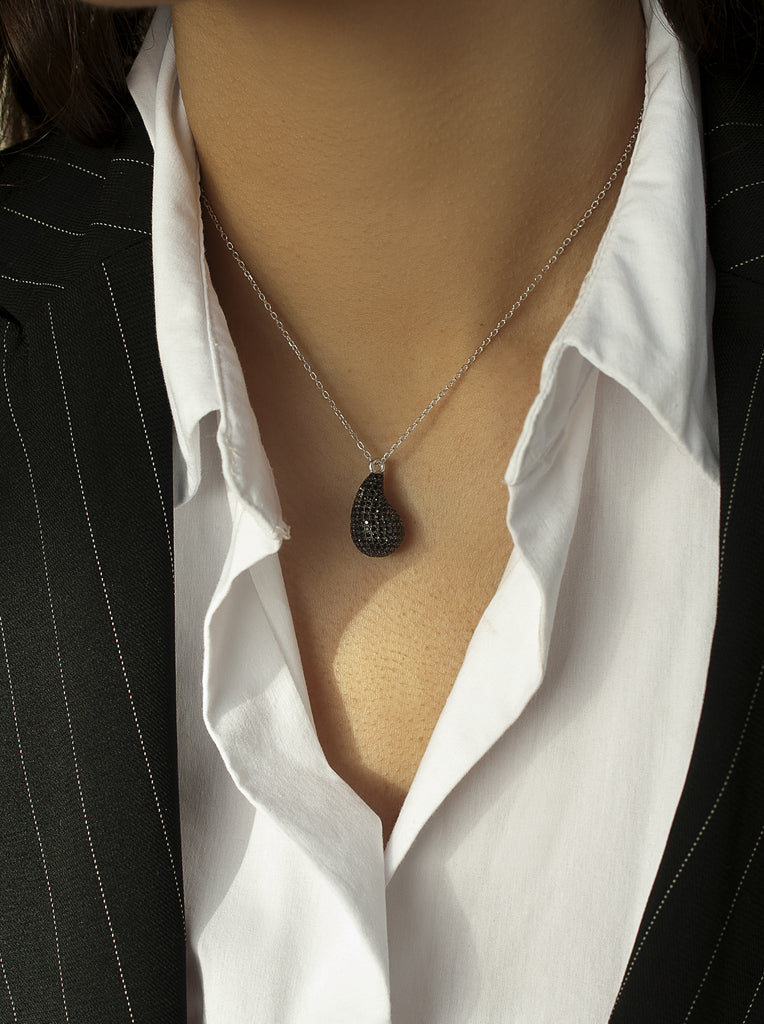 Collier original en argent en forme de mini larme avec zircone cubique noire