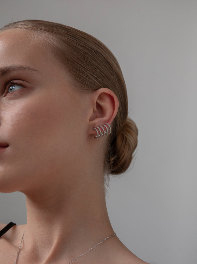 Pendiente trepadora esctructura semi circulo con circonitas