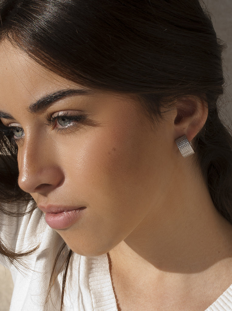 Boucles d'oreilles créoles de largeur moyenne serties de zirconiums cubiques