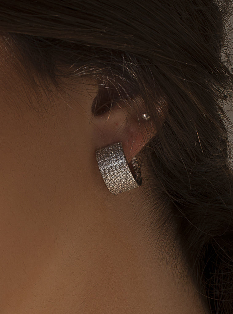 Boucles d'oreilles créoles de largeur moyenne serties de zirconiums cubiques