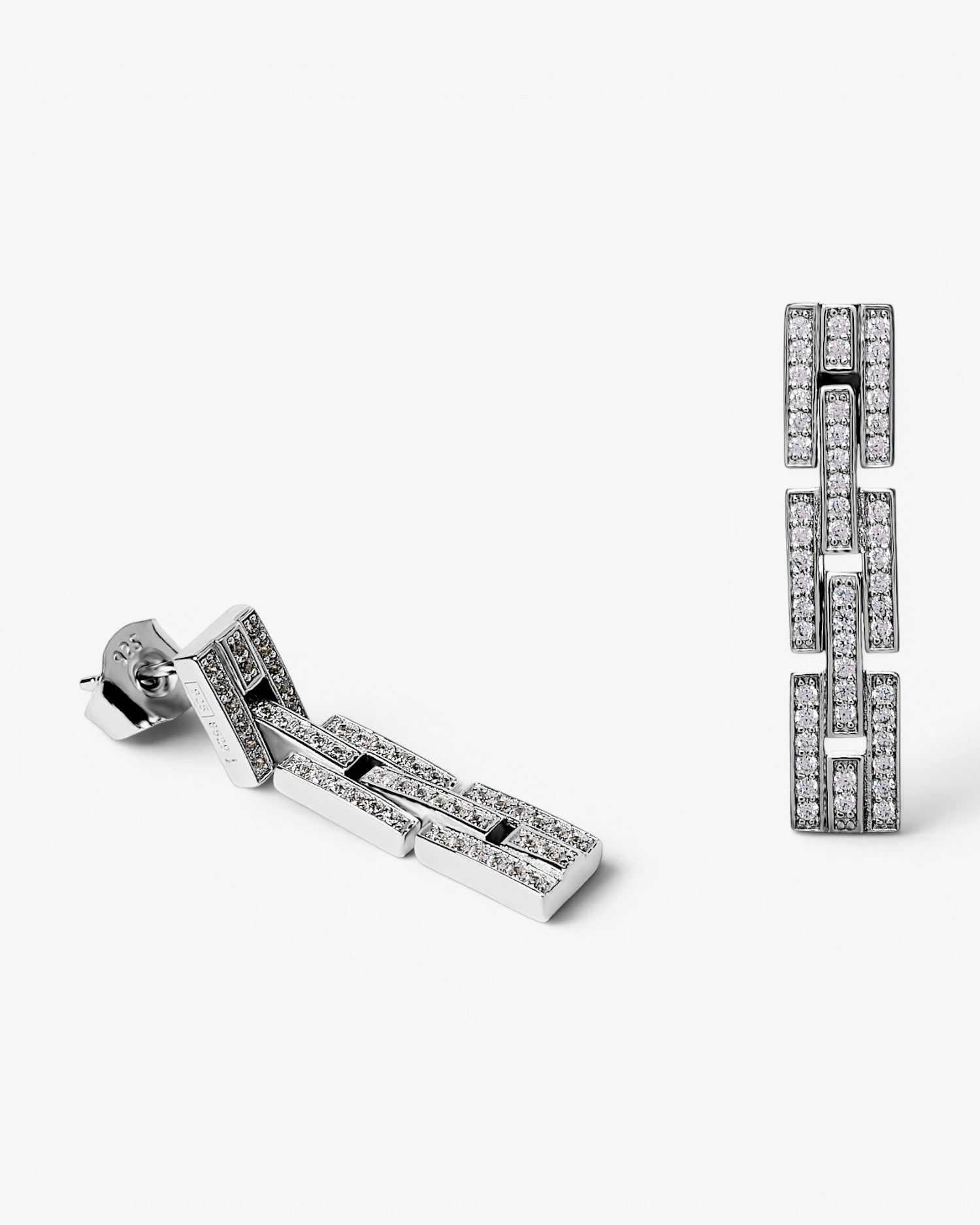 Pendientes de plata con diseño cadena geométrico y circonitas brillantes
